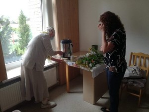 Visi skanavo vaistažolių arbatą